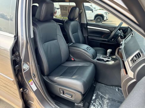 Used 2017 Toyota Highlander XLE FWD image 26