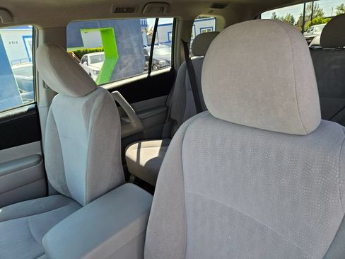 Used 2012 Toyota Highlander 4WD w/ Tow Pkg image 16
