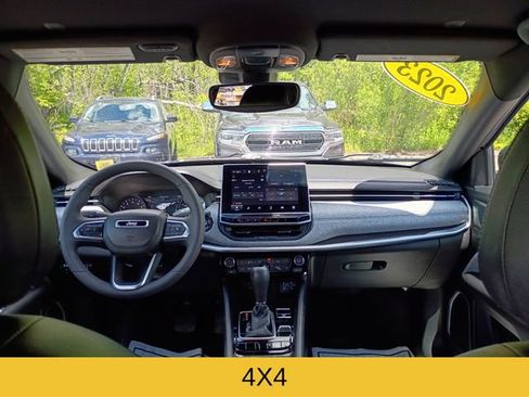 Used 2023 Jeep Compass Latitude w/ Convenience Group AWD/4WD image 9