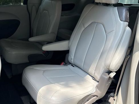 Used 2021 Chrysler Pacifica Touring-L w/ Premium & Safety Sphere Group FWD image 10