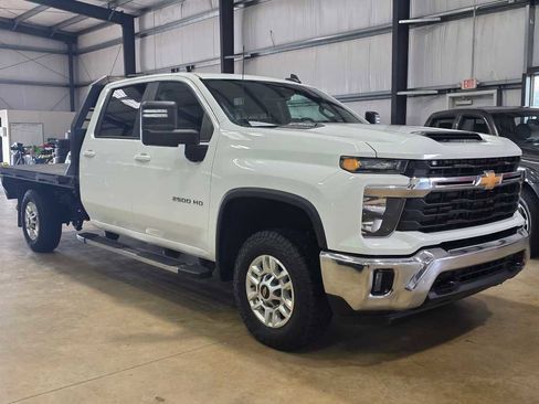 Used 2024 Chevrolet Silverado 2500 LT w/ Convenience Package image 3