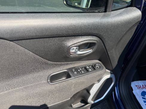 Used 2019 Jeep Renegade Latitude FWD image 23