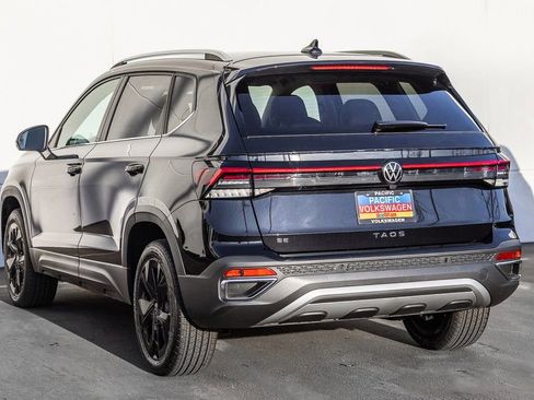New 2026 Volkswagen Taos SE image 3