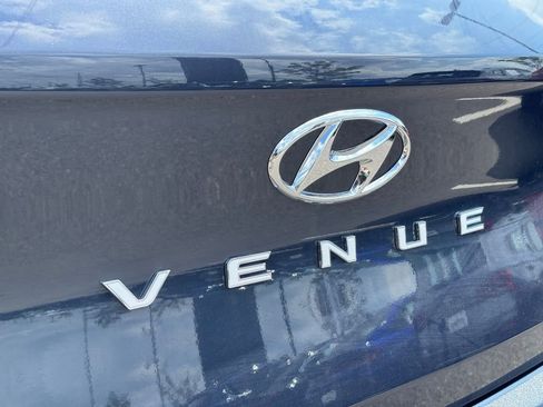 Used 2025 Hyundai Venue Limited image 13