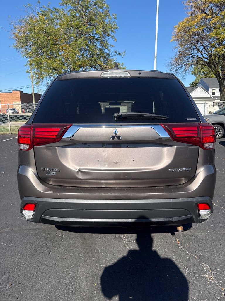 Used 2018 Mitsubishi Outlander LE AWD/4WD image 5