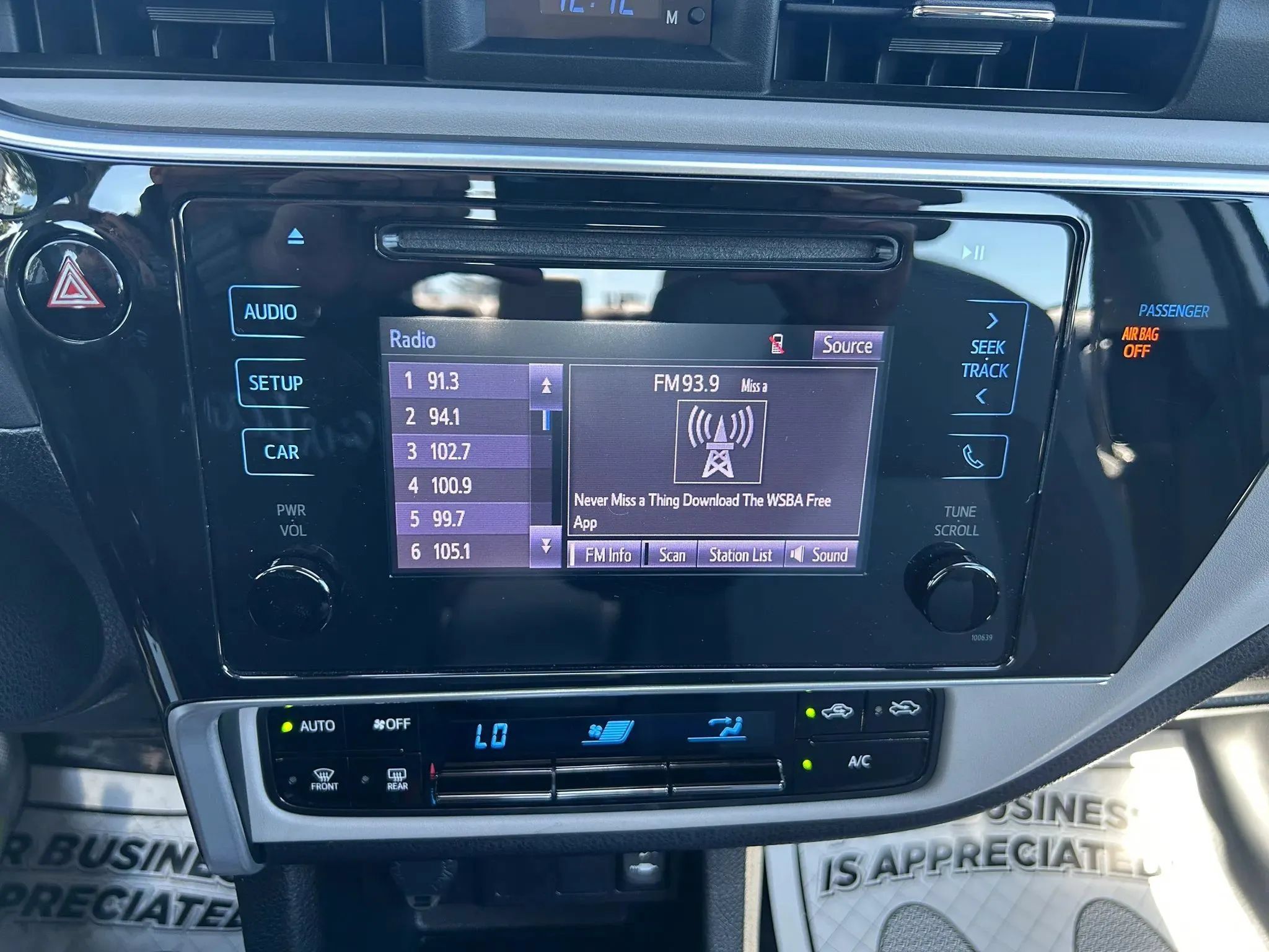Used 2018 Toyota Corolla LE FWD image 18