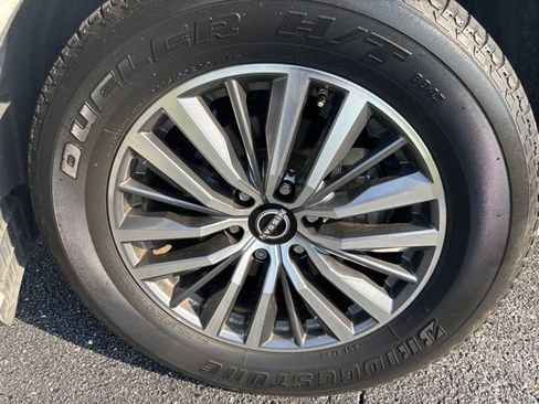 Used 2022 Nissan Armada SV w/ SV Appearance Package RWD image 2