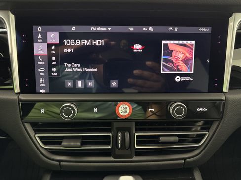Certified 2025 Porsche Macan image 24