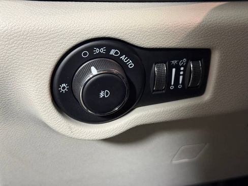 Used 2023 Chrysler Pacifica Touring-L AWD/4WD image 18