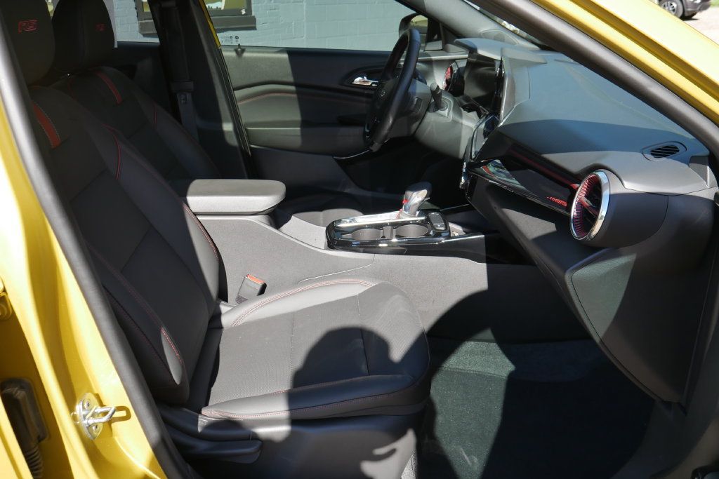 Used 2024 Chevrolet Trax RS w/ Sunroof Package FWD image 8