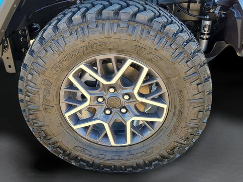 New 2025 Jeep Gladiator Sport image 13