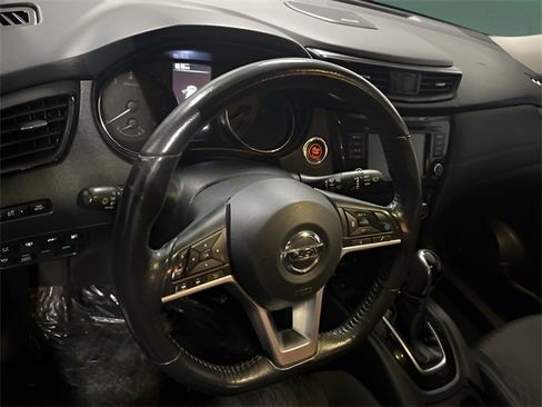 Used 2019 Nissan Rogue SV w/ Sun & Sound Touring Package image 18