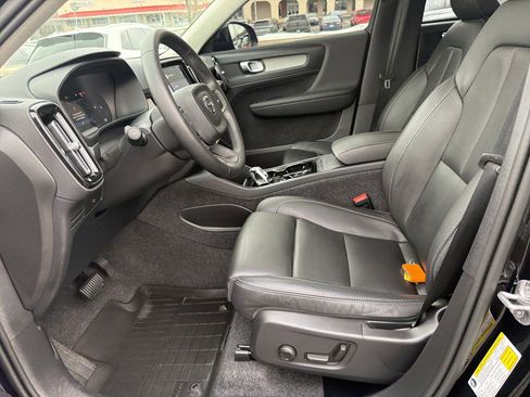 Certified 2025 Volvo XC40 B5 Plus image 5