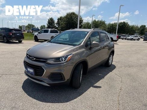Used 2022 Chevrolet Trax LT w/ Premium Seat Package AWD/4WD image 3