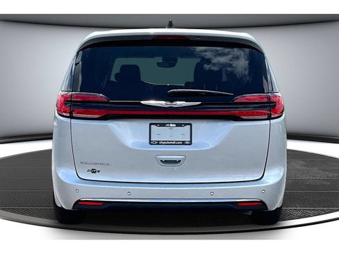 Used 2024 Chrysler Pacifica Touring-L FWD image 6