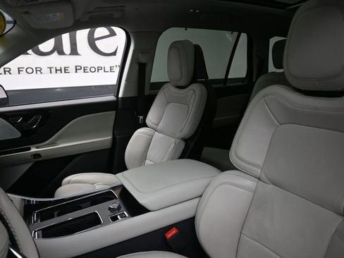 Used 2025 Lincoln Aviator Reserve w/ Equipment Group 201A AWD/4WD image 16
