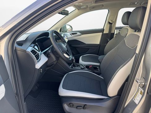 Used 2025 Volkswagen Taos SE w/ Panoramic Sunroof Package image 11