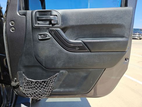 Used 2017 Jeep Wrangler Unlimited Sahara image 27