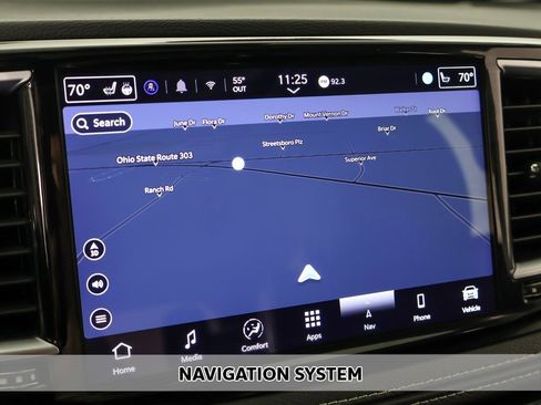 Used 2024 Chrysler Pacifica Limited image 3