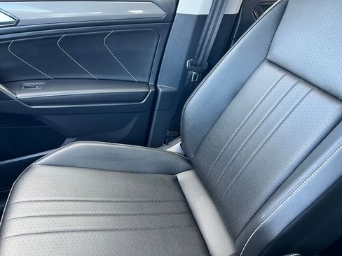 Used 2023 Volkswagen Tiguan SE image 33