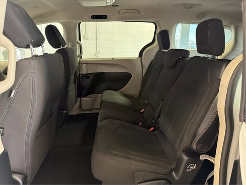 Used 2020 Chrysler Pacifica Touring w/ Tire & Wheel Group image 10