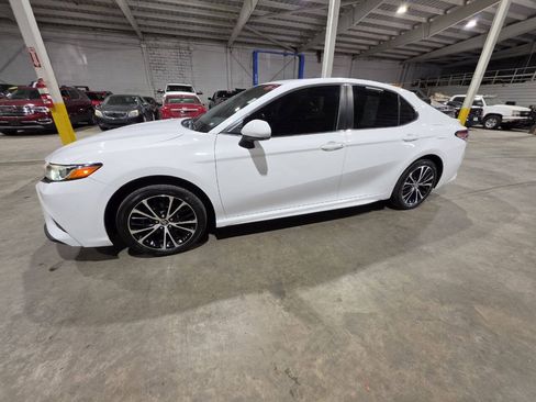 Used 2020 Toyota Camry SE FWD image 3