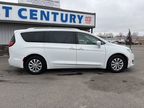 Used 2018 Chrysler Pacifica Touring-L w/ Premium Audio Group FWD image 18