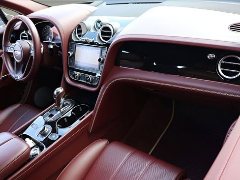 Used 2020 Bentley Bentayga image 2