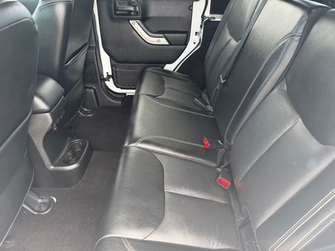 Used 2017 Jeep Wrangler Unlimited Rubicon w/ Connectivity Group AWD/4WD image 12