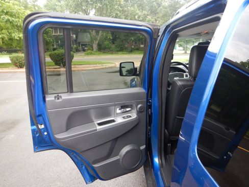 Used 2009 Jeep Liberty Limited w/ Premium Group AWD/4WD image 17