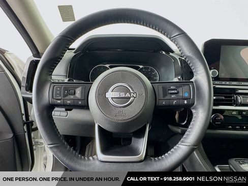 Used 2022 Nissan Pathfinder SV FWD image 11
