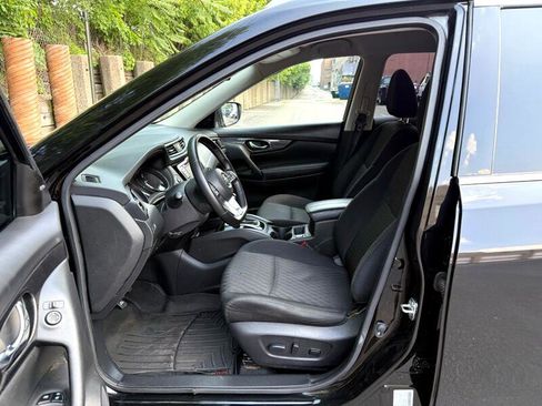 Used 2020 Nissan Rogue SV image 11