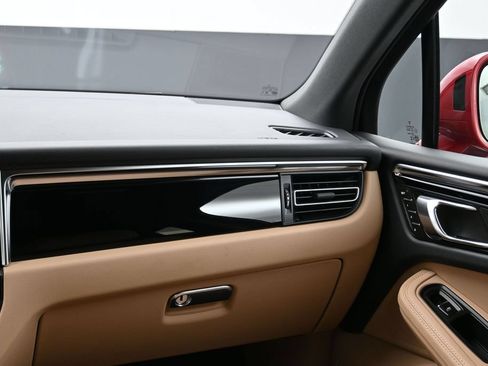 Certified 2024 Porsche Macan AWD/4WD image 22