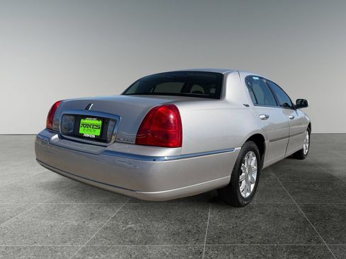 Used 2010 Lincoln Town Car Signature Limited RWD image 7