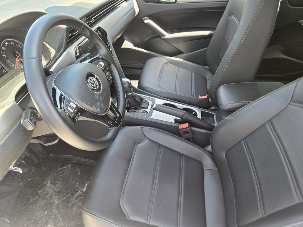 Used 2020 Volkswagen Passat 2.0T SE FWD image 16