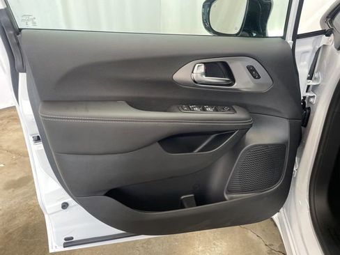 New 2026 Chrysler Pacifica Select image 10