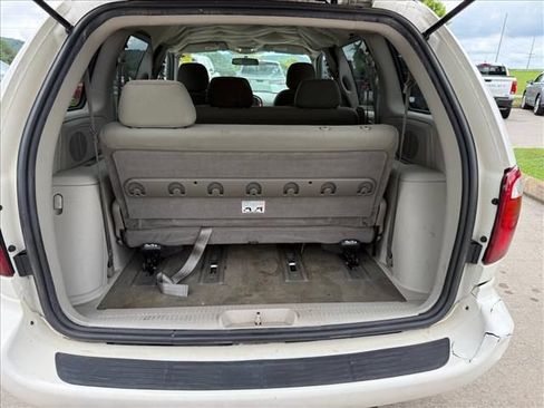 Used 2005 Chrysler Town & Country FWD image 20