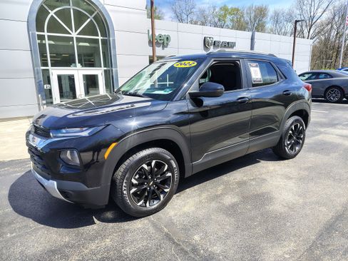 Used 2022 Chevrolet TrailBlazer LT AWD/4WD image 2