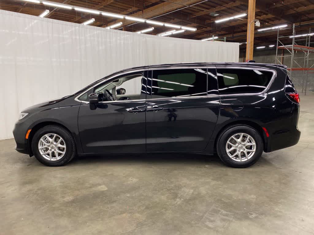 Used 2023 Chrysler Pacifica Touring-L FWD image 3