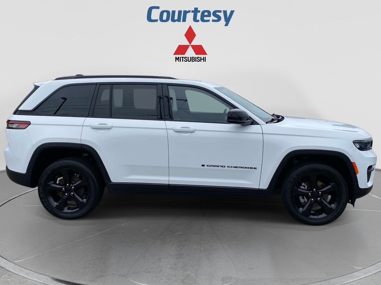 Used 2023 Jeep Grand Cherokee Altitude AWD/4WD image 8