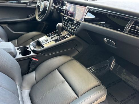 Certified 2022 Porsche Macan AWD/4WD image 16