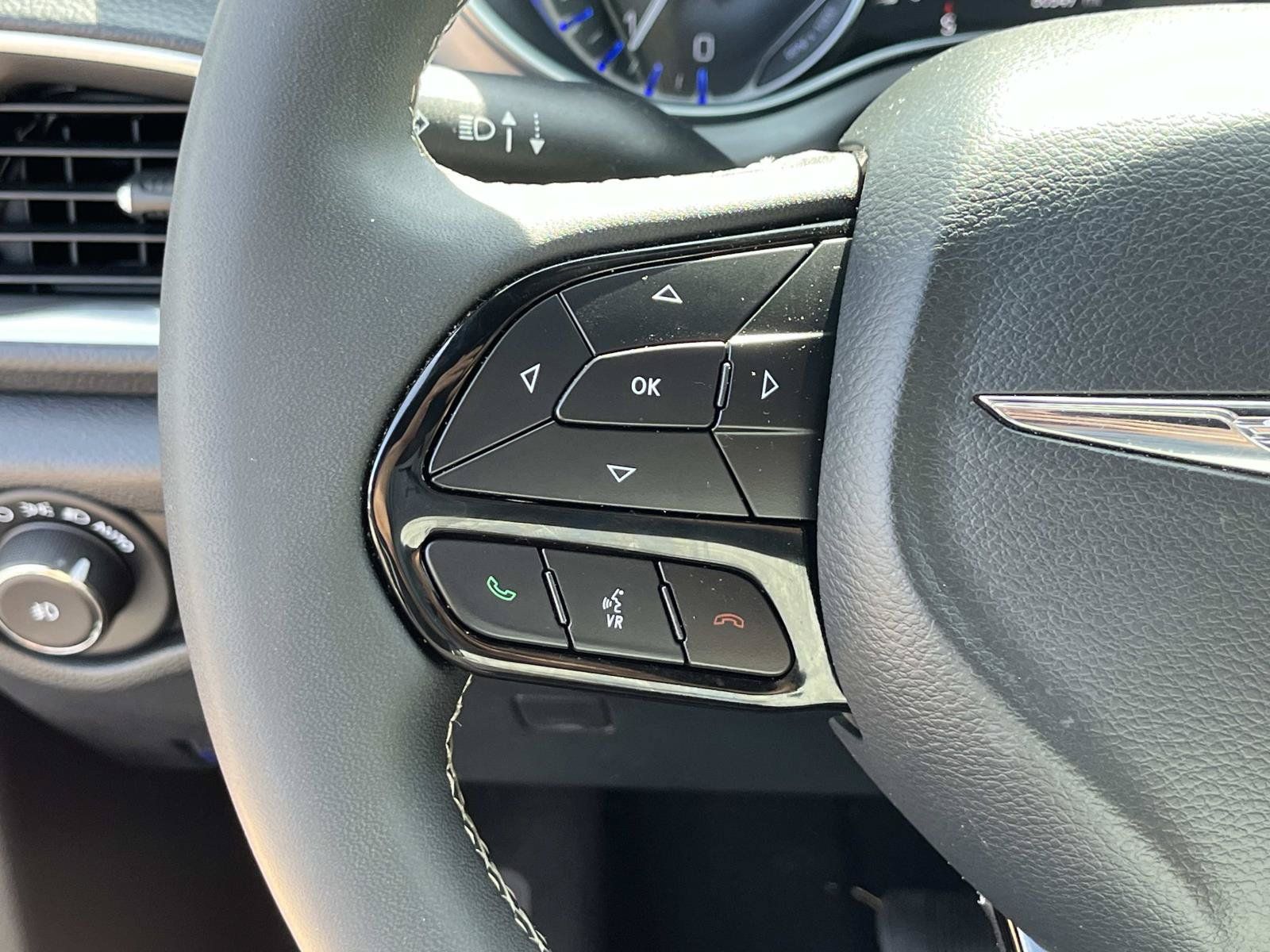 Used 2025 Chrysler Pacifica Limited FWD image 30