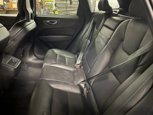 Used 2018 Volvo XC60 T6 Momentum w/ Convenience Package image 13