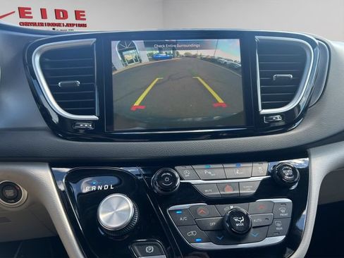 Used 2023 Chrysler Pacifica Touring-L FWD image 22