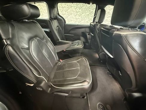 Used 2022 Chrysler Pacifica Limited w/ Uconnect Theater Family Group FWD image 13