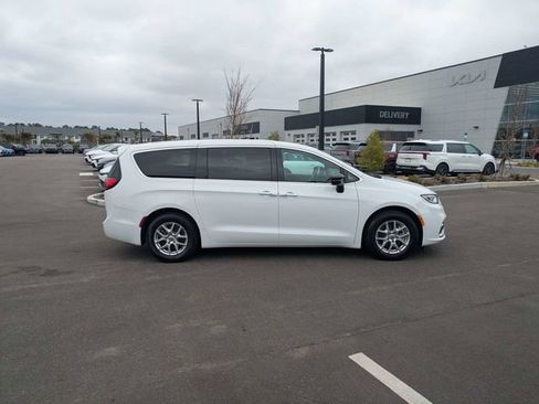 Used 2025 Chrysler Pacifica Select image 2