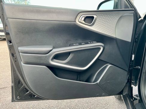 Used 2022 Kia Soul LX image 32