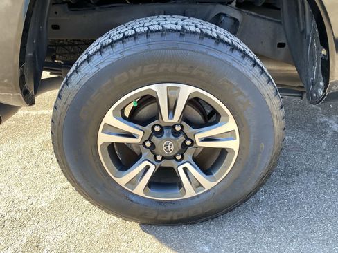 Used 2016 Toyota Tacoma TRD Sport image 13