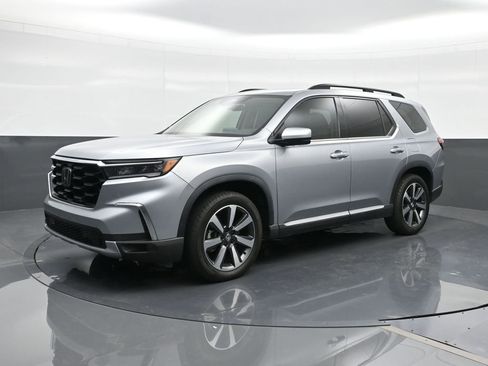 Used 2025 Honda Pilot Touring image 1