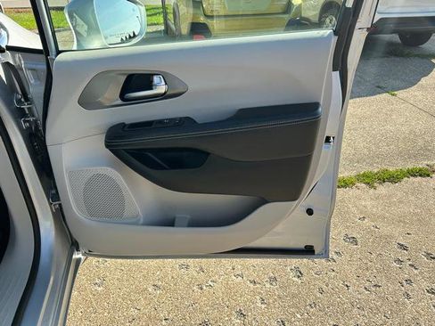 Certified 2022 Chrysler Pacifica Touring-L image 22